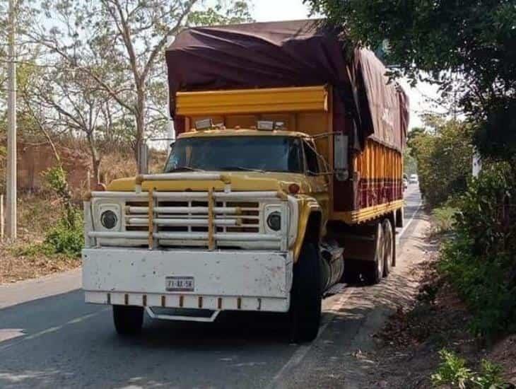 ¡Terrible! Tortón impacta una motocicleta; hay dos heridos y un muerto