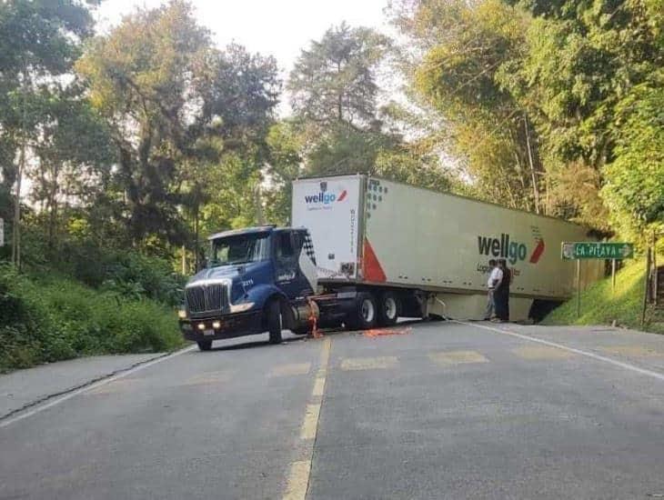 Por fallida maniobra un tráiler provocó embotellamiento en la carretera  Xalapa-Coatepec