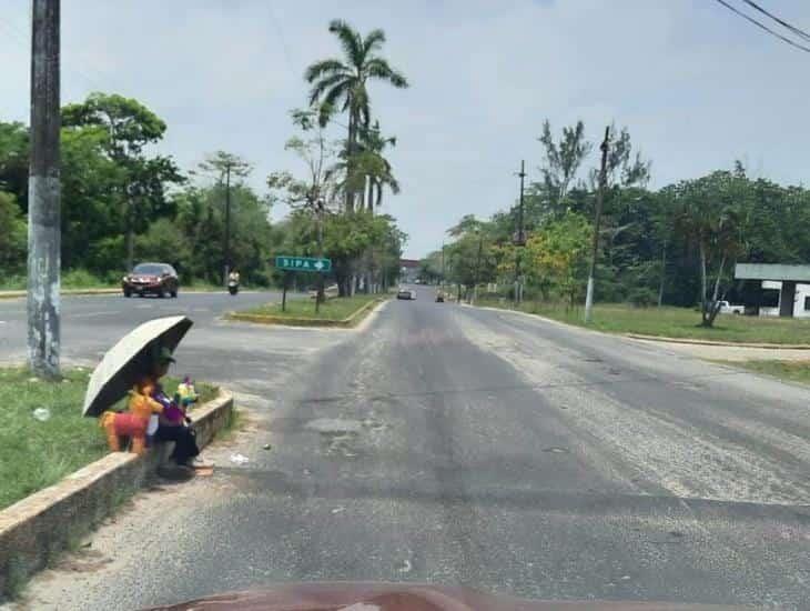 Denuncian explotación laboral infantil en Agua Dulce; el niño trabaja bajo los intensos rayos del sol