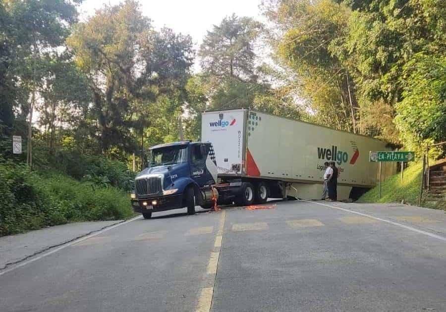 Por fallida maniobra, tráiler genera caos en la carretera Xalapa-Coatepec