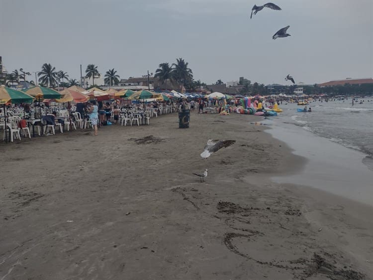 Bañistas disfrutan de la playa en Villa del Mar, Veracruz