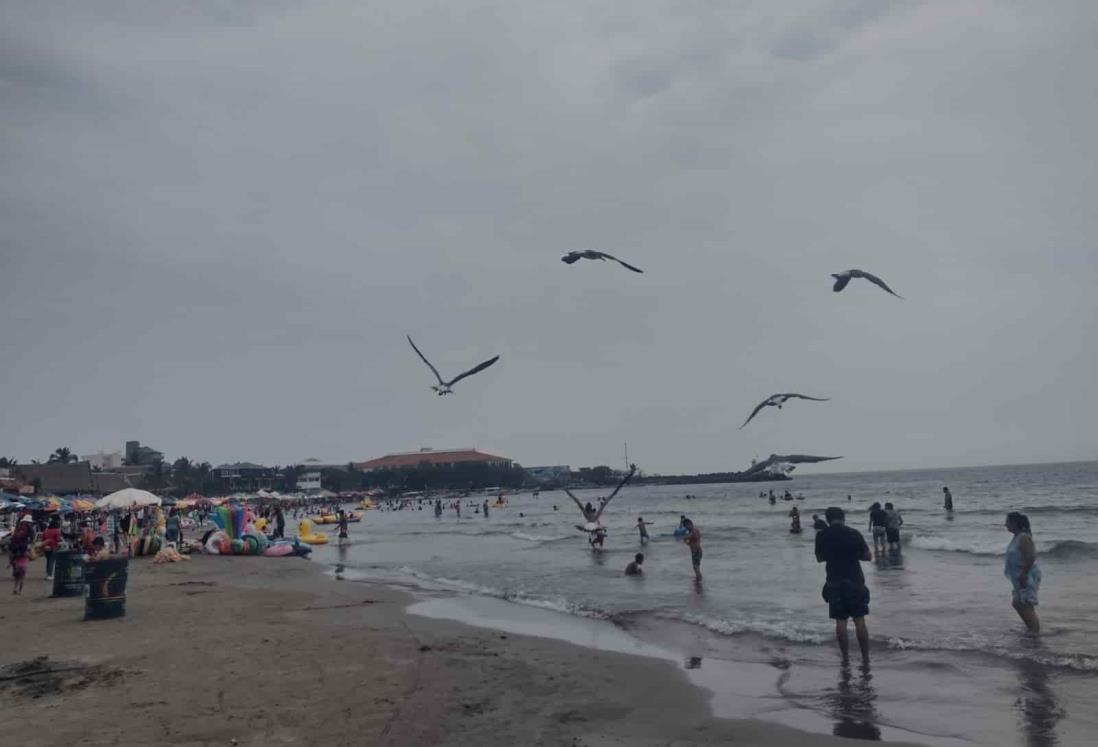 Bañistas disfrutan de la naturaleza en Villa del Mar, Veracruz