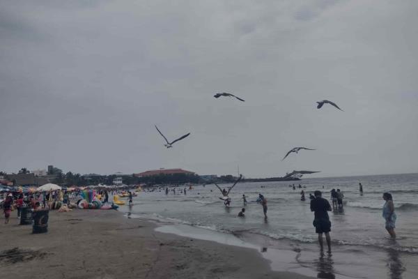 Bañistas disfrutan de la playa en Villa del Mar, Veracruz
