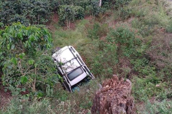 Cae camioneta a barranco en Tlaltetela