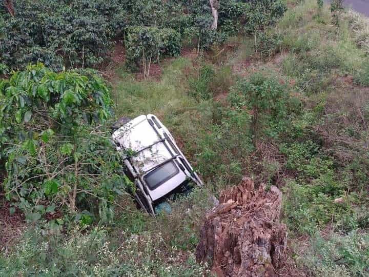 Cae camioneta a barranco en Tlaltetela, Veracruz