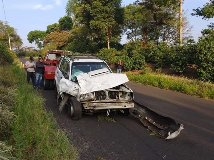 Cae camioneta a barranco en Tlaltetela, Veracruz