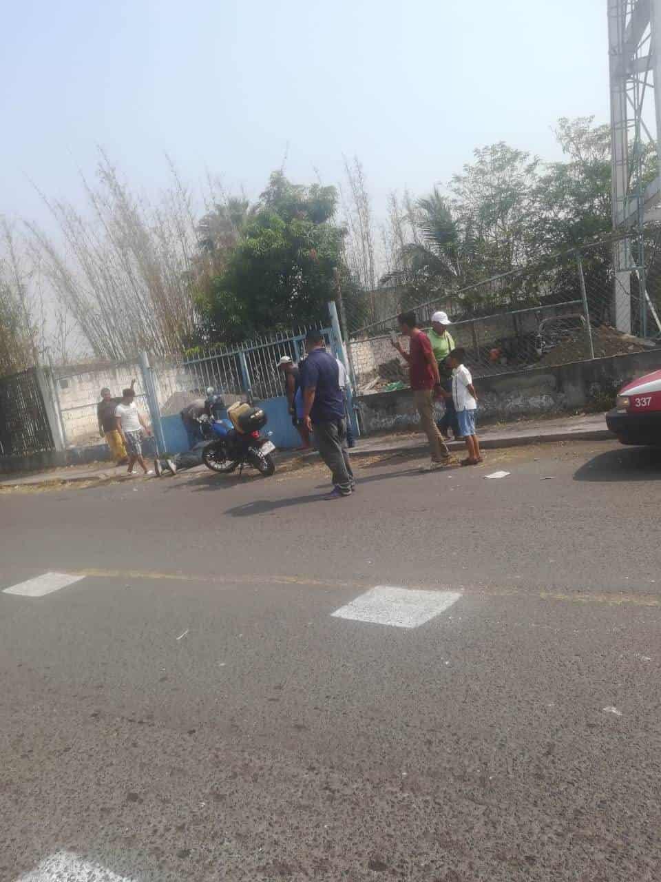 Motociclista derrapa en calles de Cardel; no llevaba casco