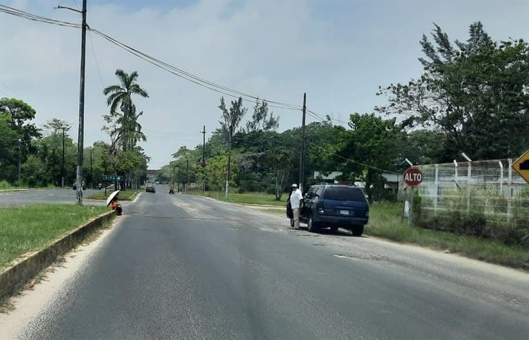 Denuncian explotación laboral infantil en Agua Dulce; el niño trabaja bajo los intensos rayos del sol