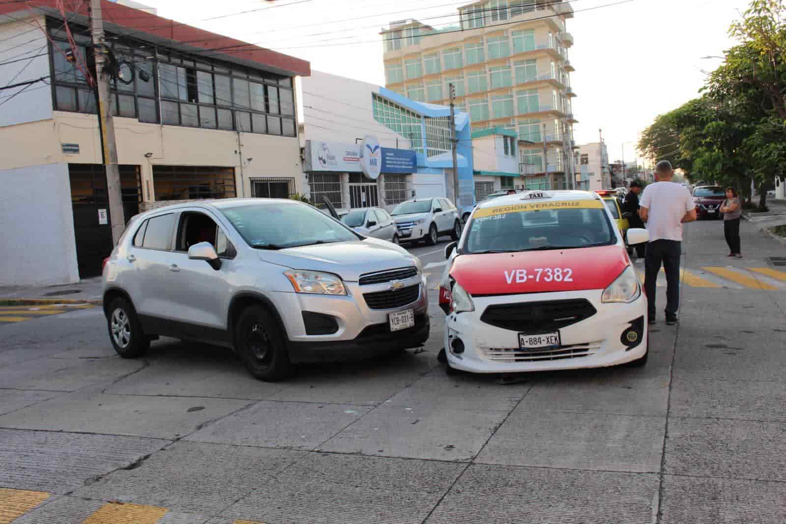 Camioneta impacta a taxista en la colonia Ricardo Flores Magón