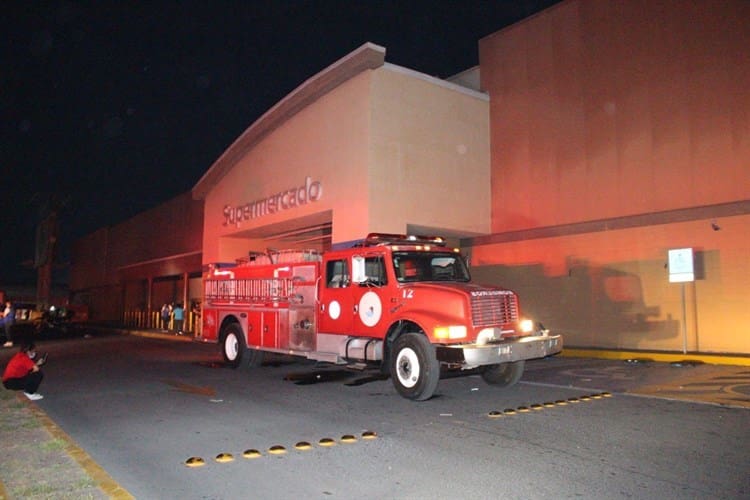 Desalojan a 500 personas en Walmart de Veracruz, tras conato de incendio