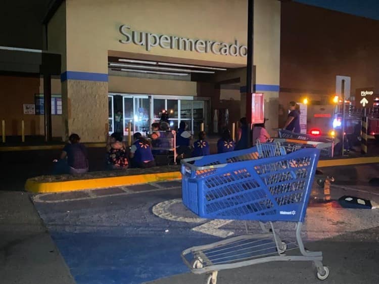 Desalojan a 500 personas en Walmart de Veracruz, tras conato de incendio