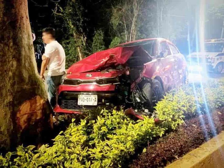 Se va a festejar triunfo de El Canelo y termina chocando contra árbol en Xalapa