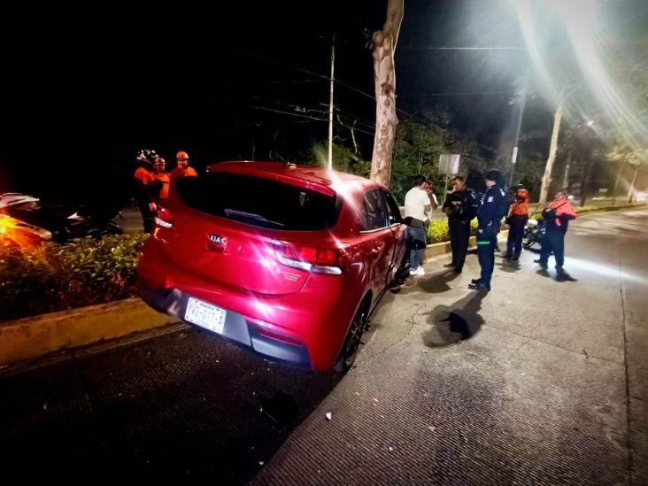 Se va a festejar triunfo de El Canelo y termina chocando contra árbol en Xalapa