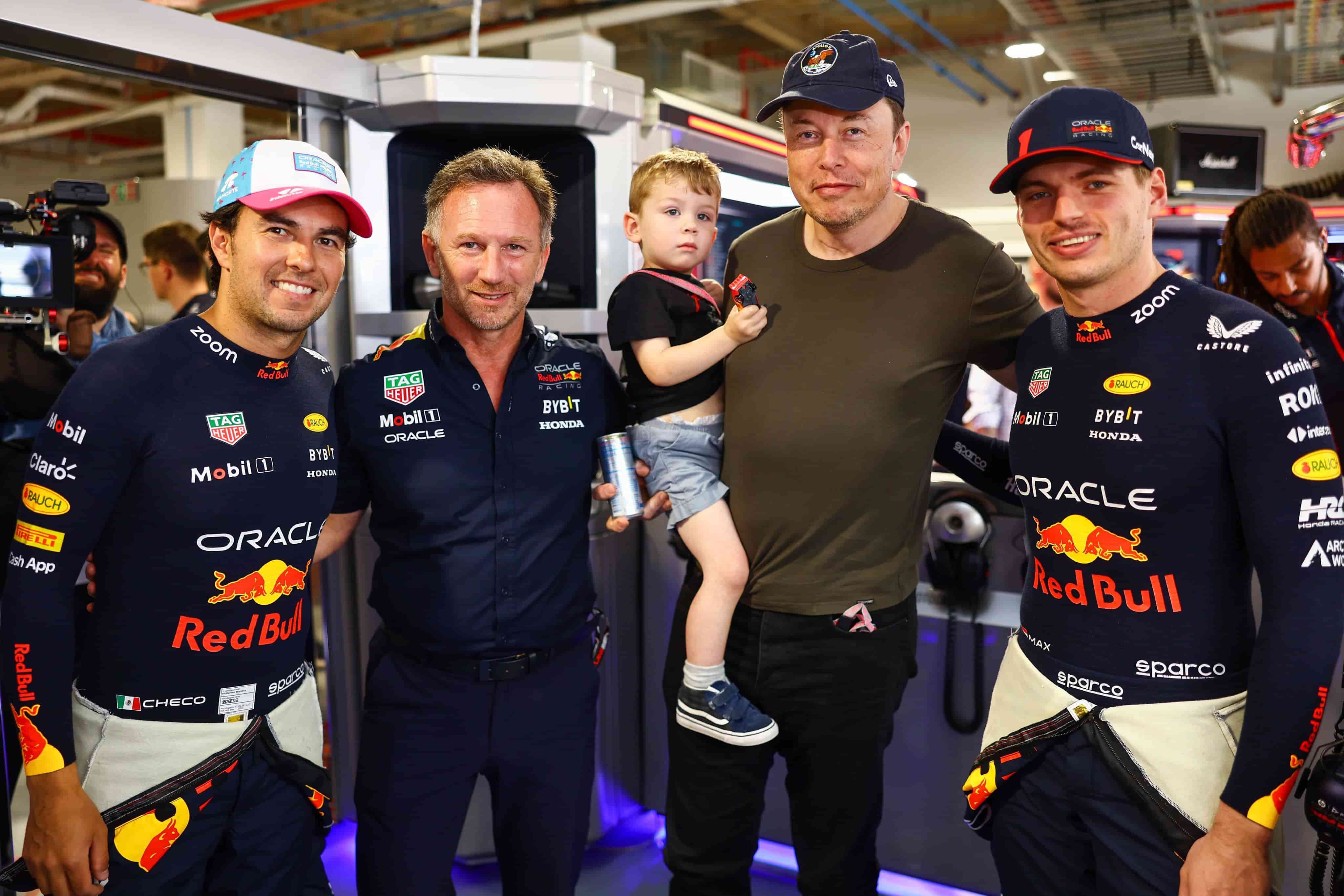 Elon Musk visita la escudería de RedBull y convive con Checo Pérez