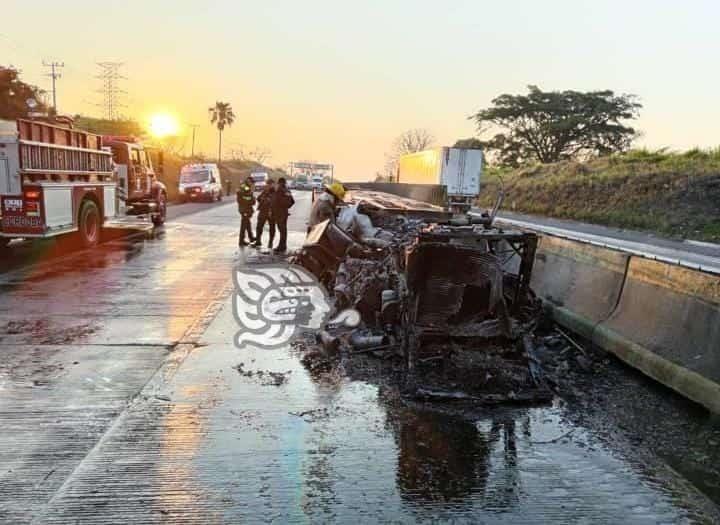 Se incendia tráiler en la Córdoba-Veracruz, tras sufrir accidente automovilístico