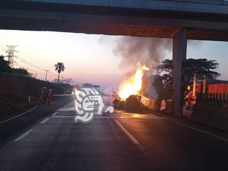 Se incendia tráiler en la Córdoba-Veracruz, tras sufrir accidente automovilístico