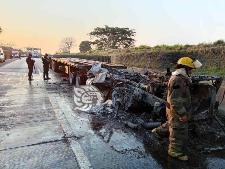 Se incendia tráiler en la Córdoba-Veracruz, tras sufrir accidente automovilístico