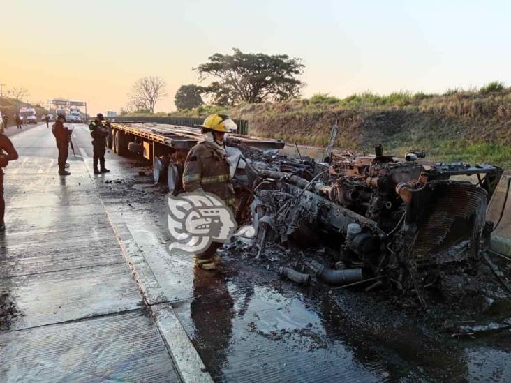 Se incendia tráiler en la Córdoba-Veracruz, tras sufrir accidente automovilístico