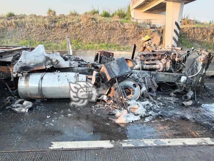 Se incendia tráiler en la Córdoba-Veracruz, tras sufrir accidente automovilístico