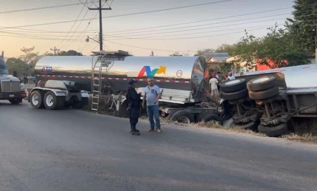 Se vuelca tráiler que transportaba aceite de palma en Chinameca