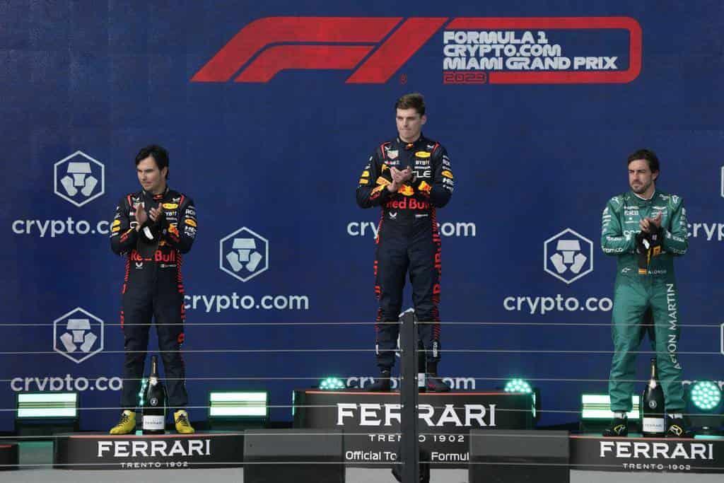 Verstappen vence a Checo Pérez en apretada carrera por el liderato en Miami