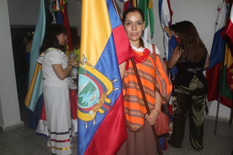 Mesa Redonda Panamericana de Veracruz realiza desfile de banderas