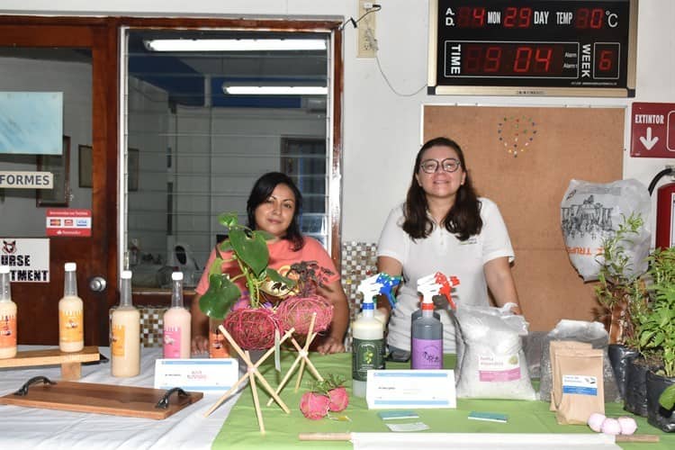 Realizan expo de emprendedoras de la Academia AWE