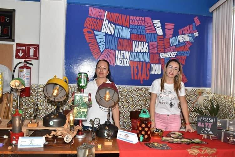 Realizan expo de emprendedoras de la Academia AWE