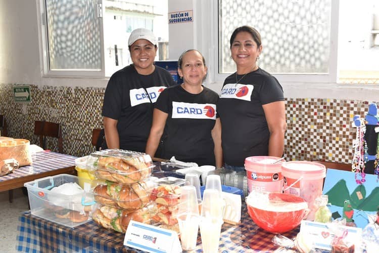 Realizan expo de emprendedoras de la Academia AWE