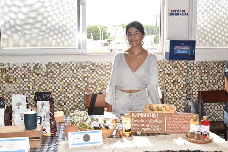 Realizan expo de emprendedoras de la Academia AWE