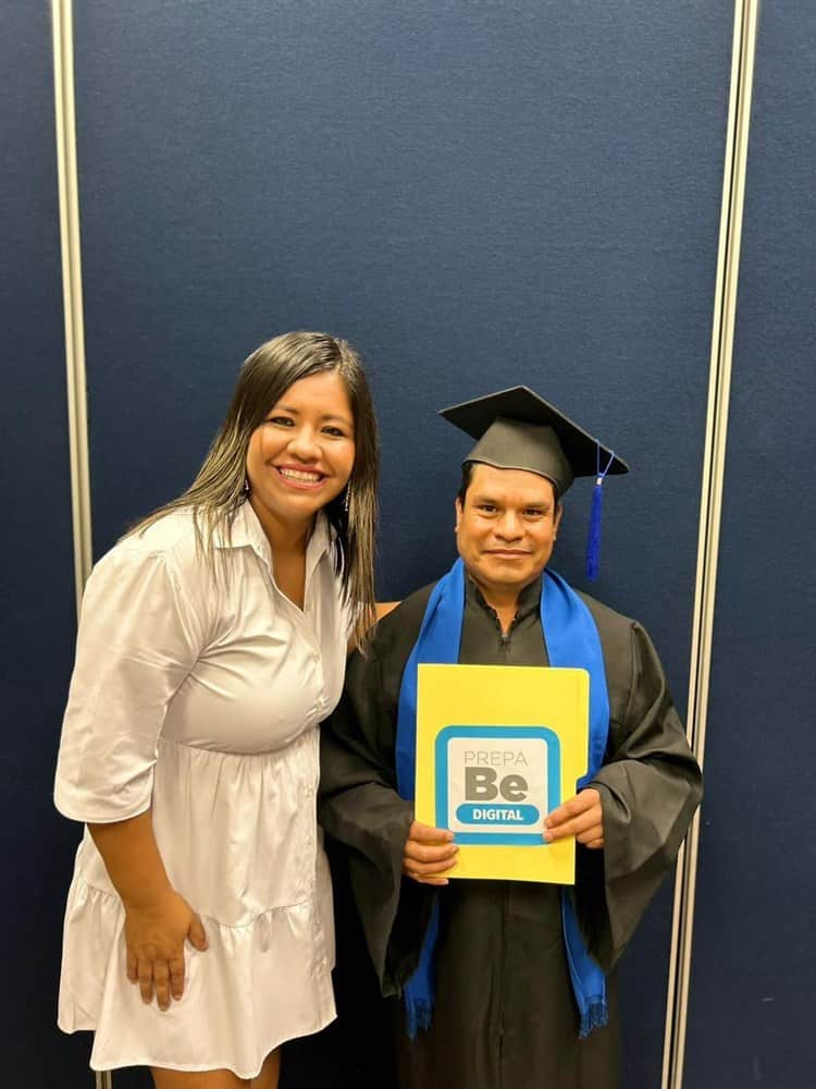 Se gradúan de nivel básico, medio superior y superior de la Prepa BE