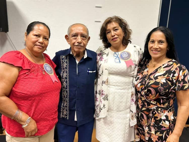 Se gradúan de nivel básico, medio superior y superior de la Prepa BE