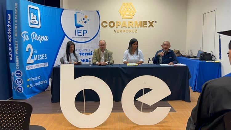 Se gradúan de nivel básico, medio superior y superior de la Prepa BE