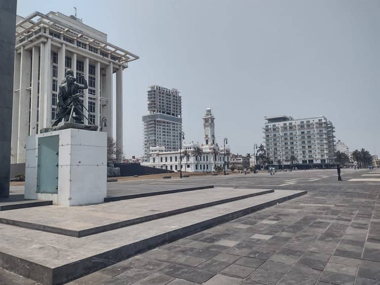 Veracruzanos reclaman falta de árboles en la Macroplaza del Malecón