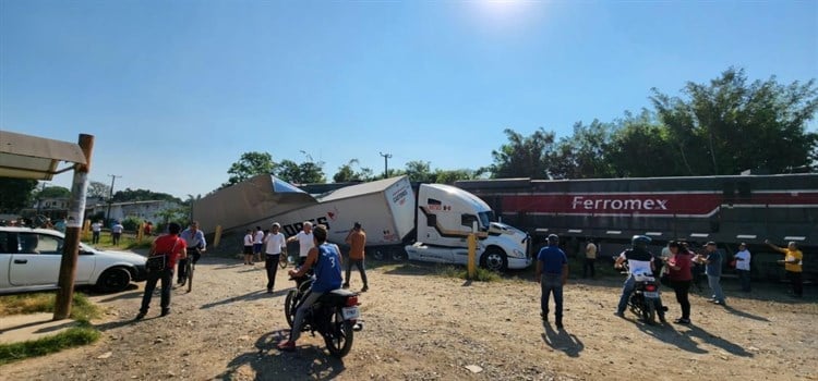 Ferrocarril se llevó de corbata a un tráiler en Coatepec