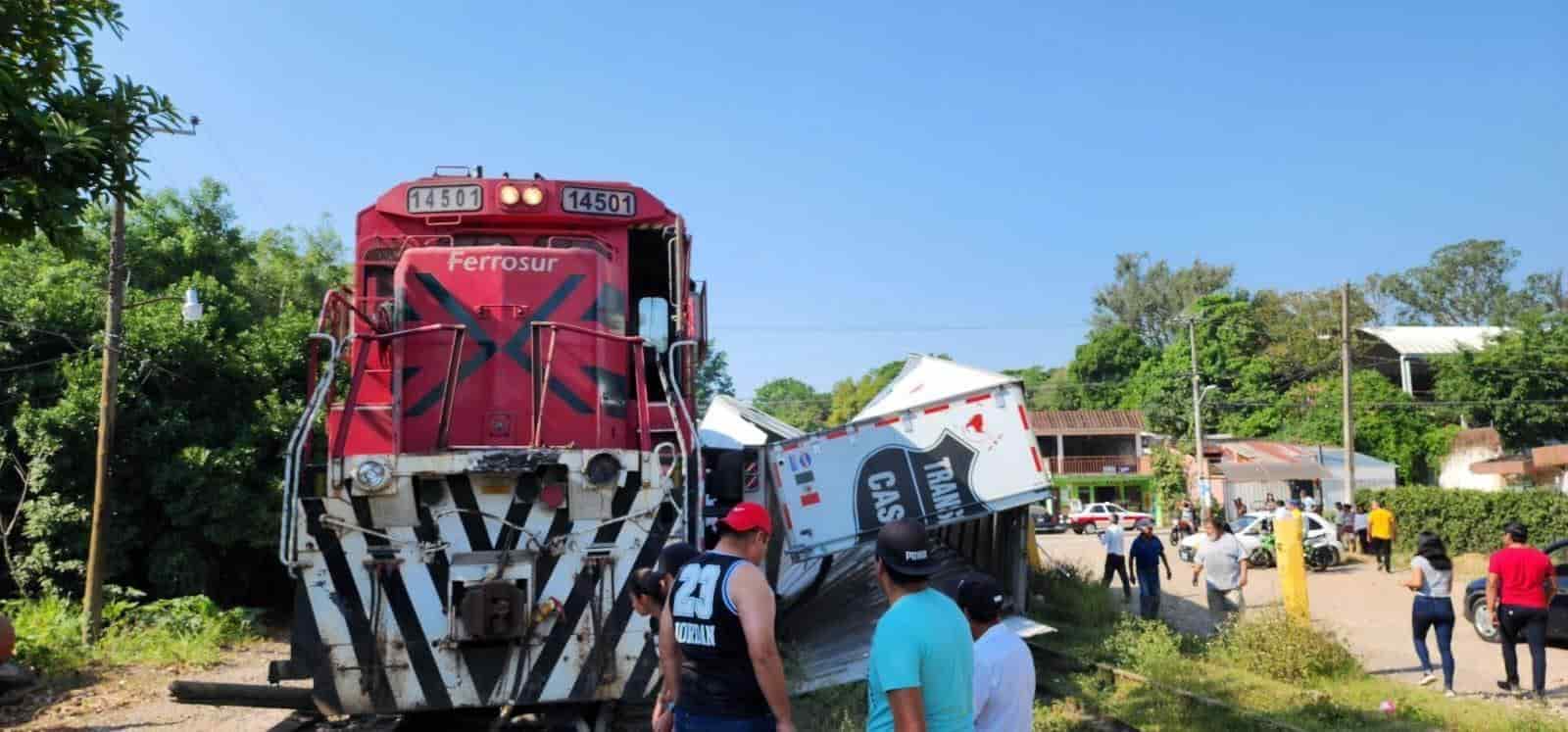 En Coatepec, conductor intenta ganarle paso al tren y se lo lleva