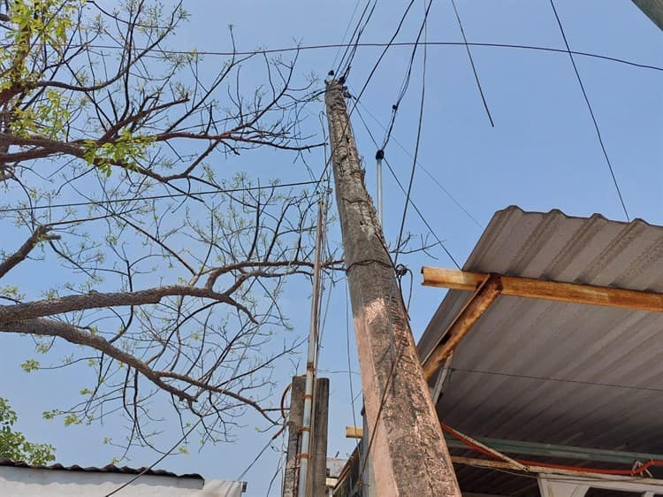 Poste de concreto carcomido alerta a vecinos de avenida Donato Casas