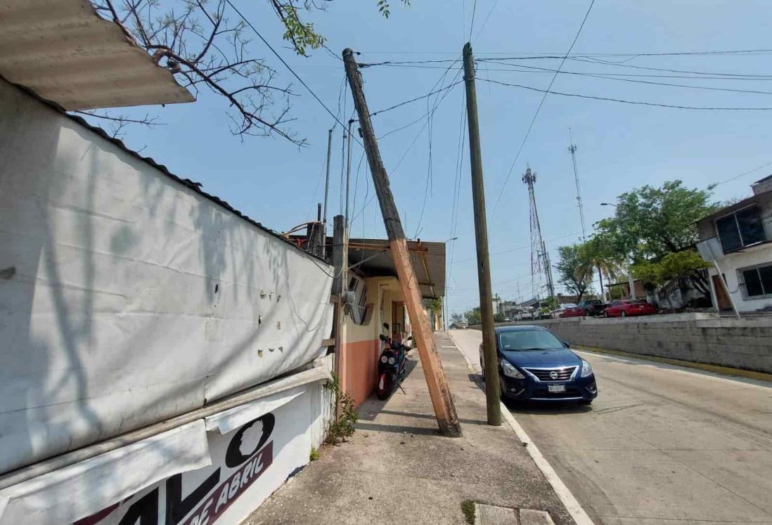 Poste de concreto carcomido alerta a vecinos de avenida Donato Casas