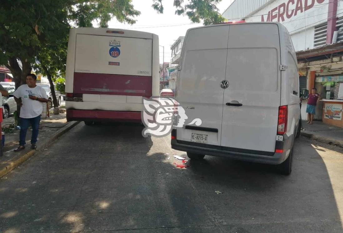 Chocan vagoneta y camión en Coatzacoalcos