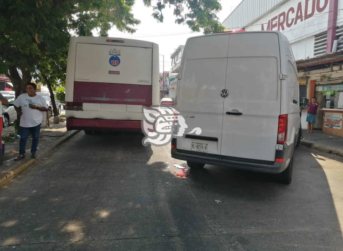 Choque entre vagoneta y camión congestionan vialidad frente al mercado Morelos (+Video)