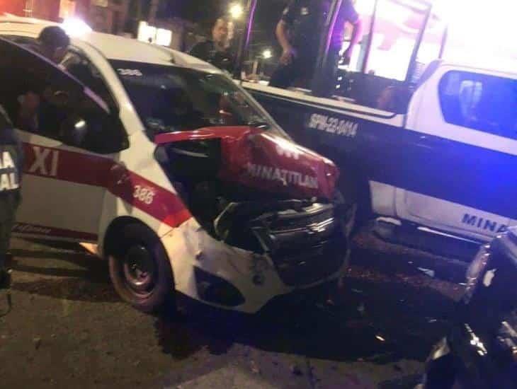 Patrulla causa aparatoso choque con 2 taxis en el sur de Veracruz