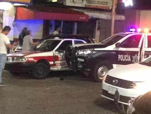 Patrulla causa aparatoso choque con 2 taxis en el sur de Veracruz