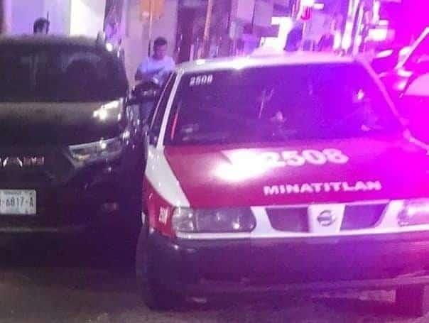 Patrulla causa aparatoso choque con 2 taxis en el sur de Veracruz