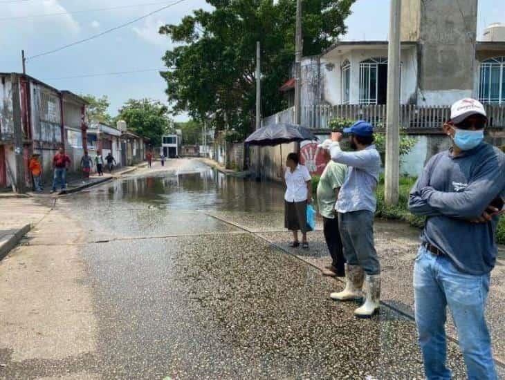 Bloquean calle en reclamo a inundación de aguas negras en Minatitlán