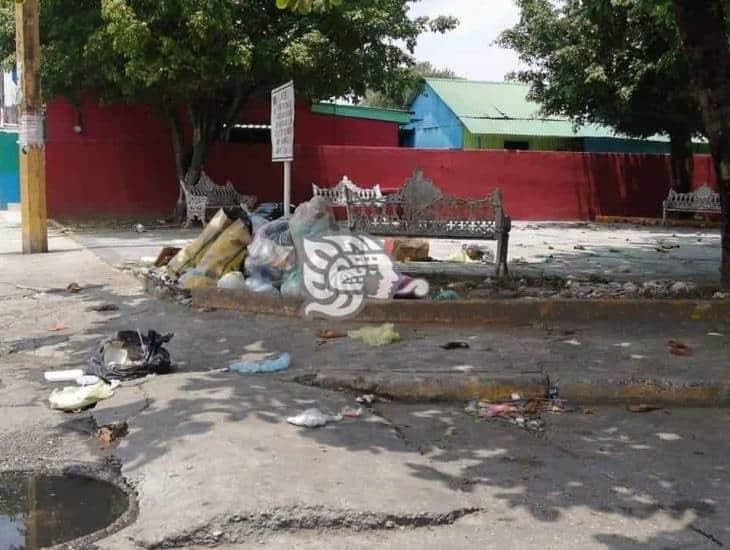 En Ixhuatlán, unos piden contenedores y otros no respetan el horario del camión