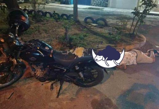 Le dio el bajón; motociclista se queda dormido en plena calle en Veracruz