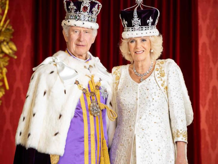 Estos son los primeros retratos del rey Carlos III con la corona