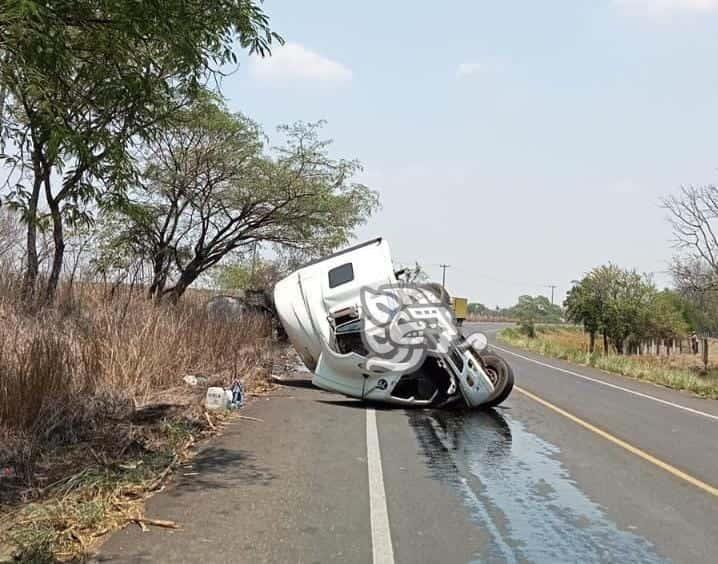 Vuelca pipa cargada con melaza en carretera Córdoba-Veracruz