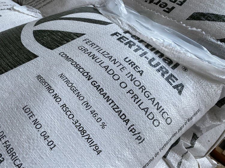 Productores de maíz y frijol reciben apoyo de fertilizantes en Emiliano Zapata