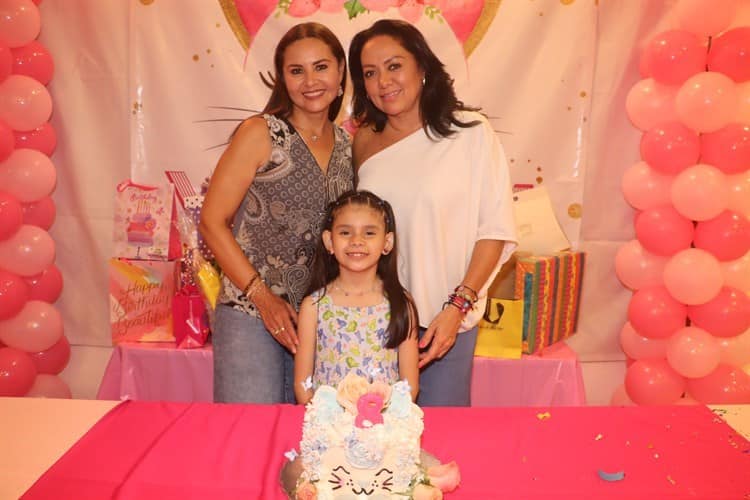 Victoria Pérez Capitaine es festejada por sus 8 años de vida